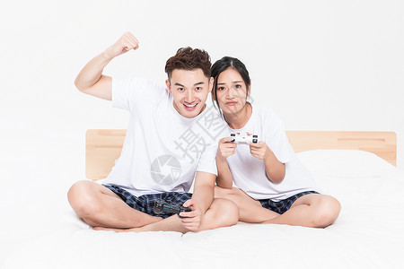 一起玩游戏机的情侣背景图片