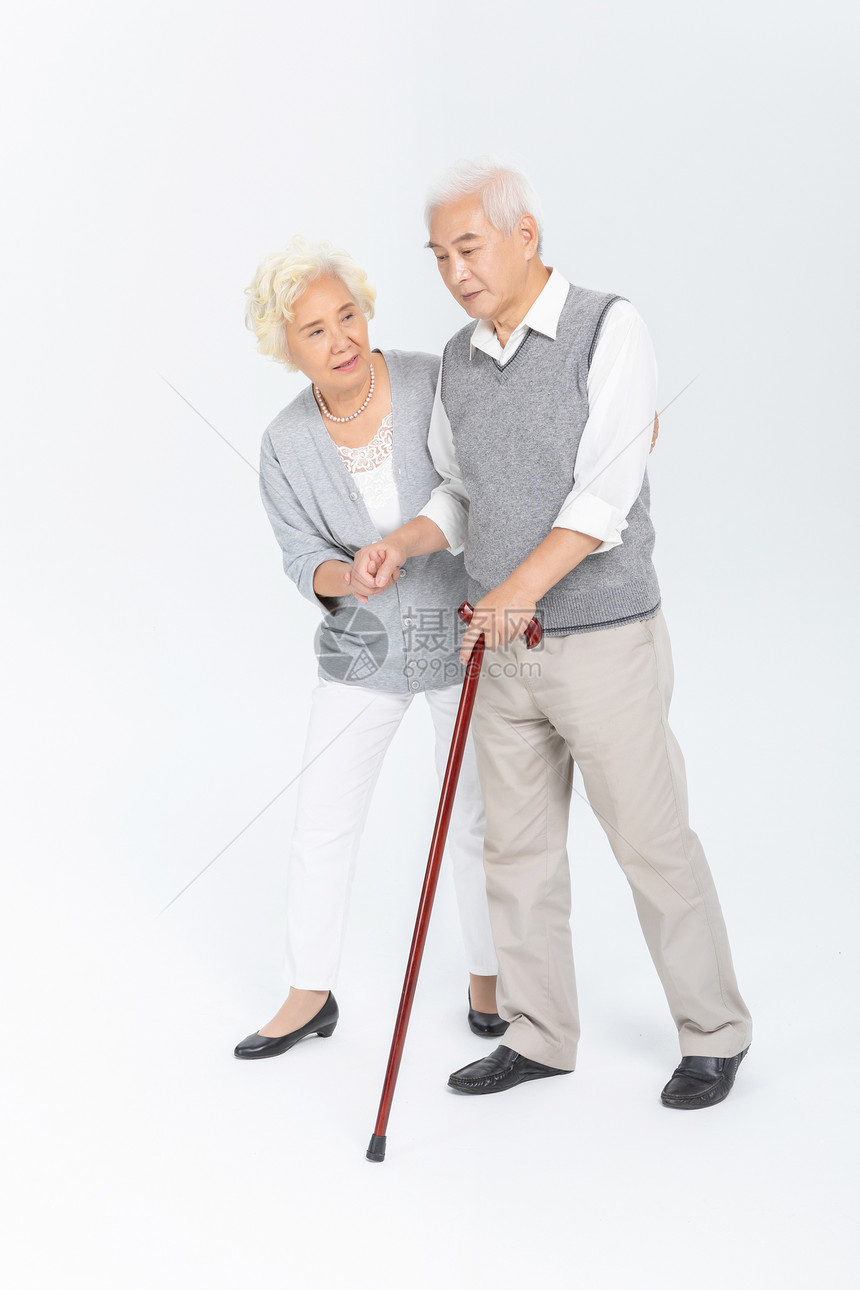老年夫妇拐杖搀扶图片