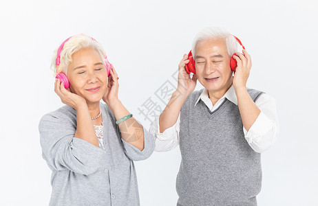 老年人戴耳机听歌图片