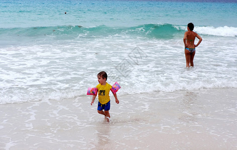 巴巴多斯海边放手在海边玩耍图片