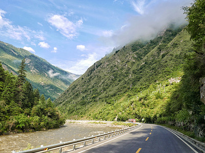 阿坝州金川县的晨雾锁山背景