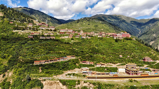 川西沿山而建的藏族村落蓝天高清图片素材