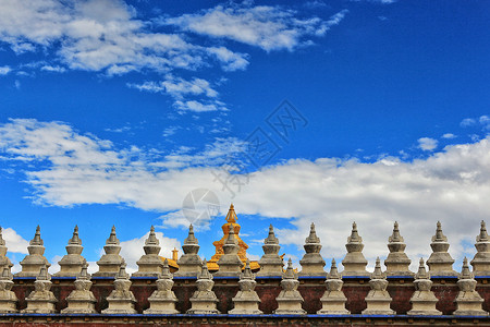 甘孜萨迦派寺庙的金顶背景图片