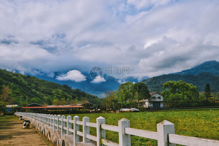 群山间的台湾花莲瑞穗牧场步道图片