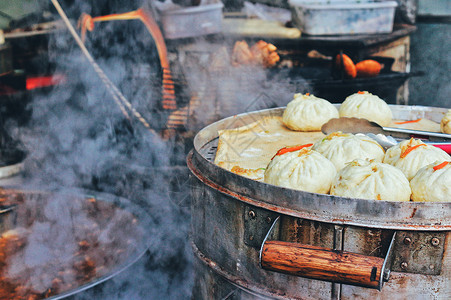 传统的食物西安晨间包子铺热气腾腾的早餐背景