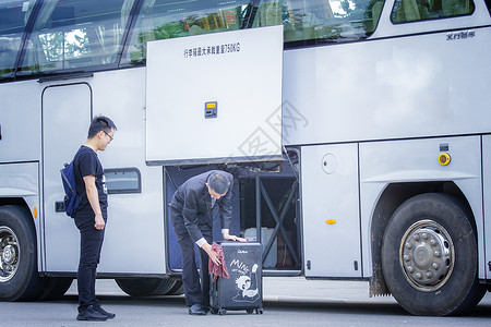 服务帮助司机师傅帮忙拿取行李背景