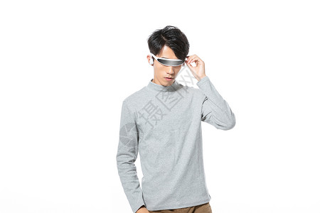 男青年戴虚拟现实眼镜背景图片