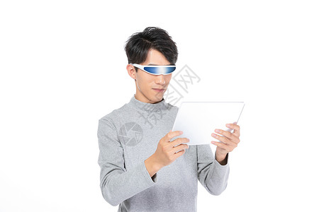 男青年用平板背景图片