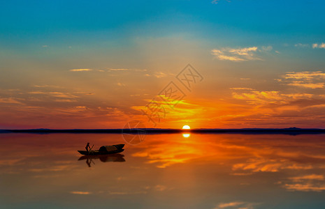 云海中的小船与少年插画夕阳下的湖泊与小船背景