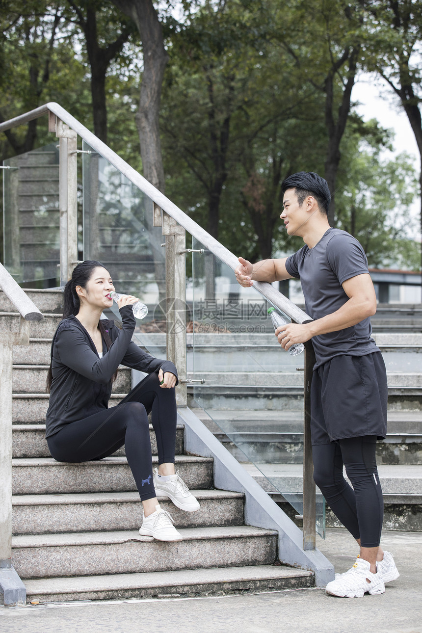 男女青年运动休息喝水图片