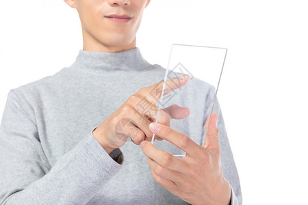 投影透明素材使用透明手机的男人背景