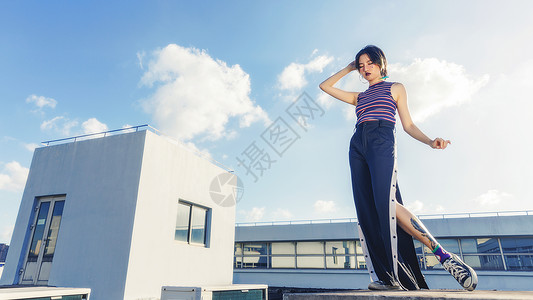 天台上的情绪美女背景图片