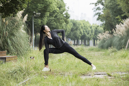 女性户外健身图片