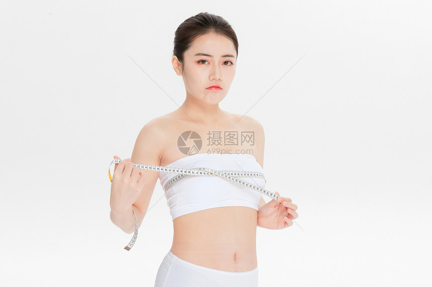 测量胸围的美女图片