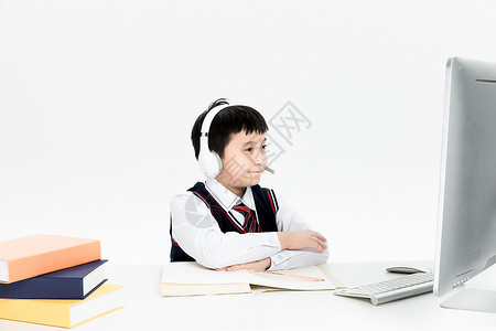 哭的男孩子儿童在线教育背景