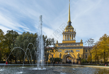 圣彼得堡海军总部大楼喷泉背景
