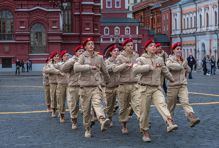 打仗军人莫斯科红场上的童子军背景