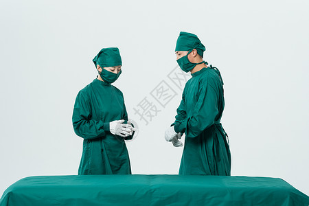 手术床前的外科医生图片