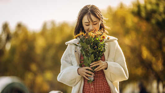 秋天的鲜花文艺清新美女手持花束背景