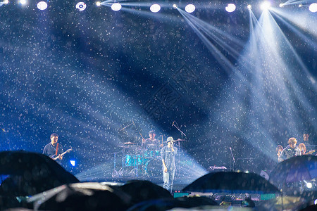 大雨滂沱中的音乐节高清图片