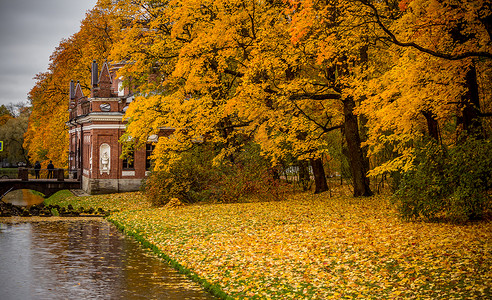 俄罗斯秋季最美的皇家园林叶卡捷琳娜宫花园秋色高清图片