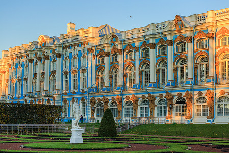 圣彼得堡著名旅游景点叶卡捷琳娜宫与花园秋景高清图片
