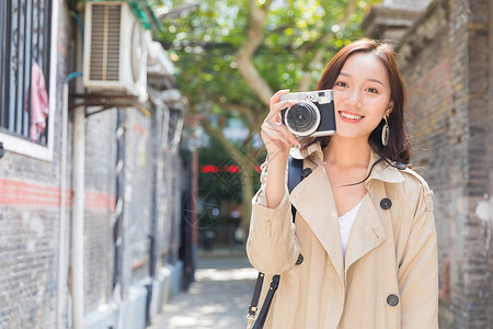 旅行拍照的女孩背景图片