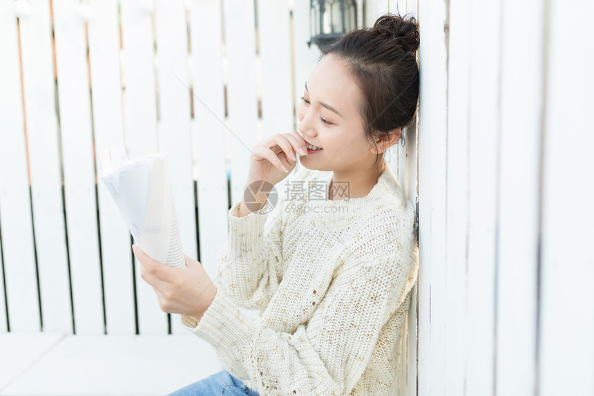 安静看书的文艺女生图片