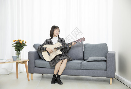 弹吉他的少女居家文艺少女弹吉他背景