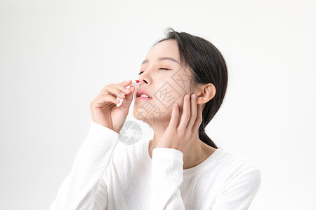 女性流鼻血刷牙出血高清图片