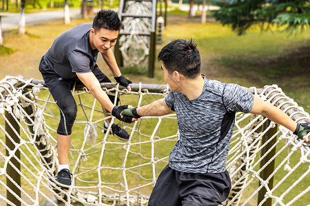 障碍训练合作翻越障碍背景