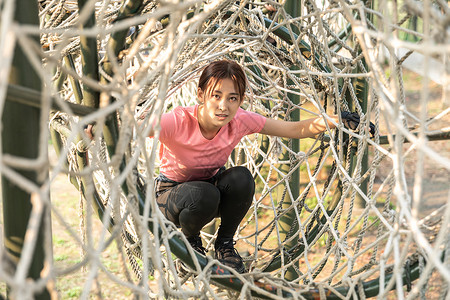 女性攀绳挑战健身高清图片素材