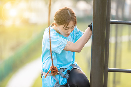 女性高空爬梯挑战高清图片