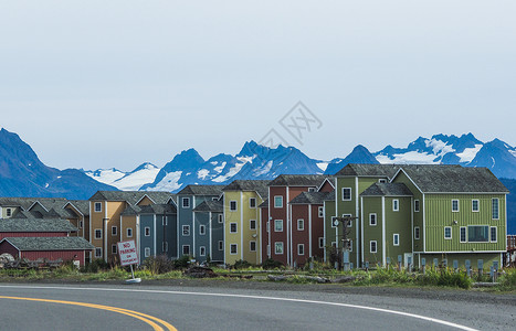 美国阿拉斯加荷马小镇房屋和雪山背景