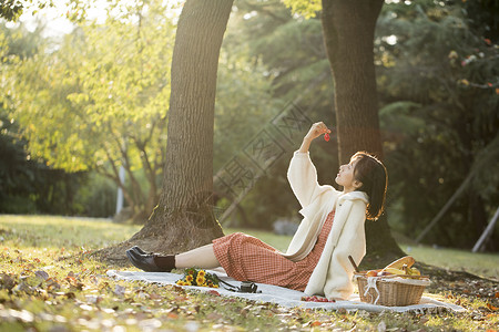 户外文艺少女野餐背景图片