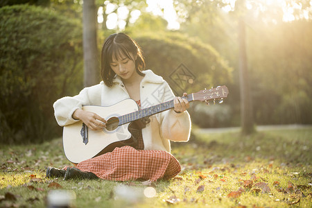 少女弹吉他文艺少女户外弹吉他背景