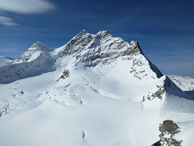 瑞士阿尔卑斯冰天雪地瑞士少女峰背景