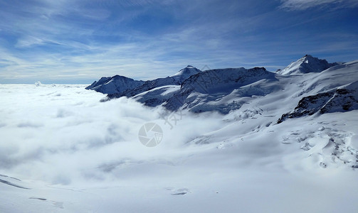 冰封阿尔卑斯瑞士少女峰的雪山云海背景