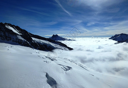 滑雪度假瑞士少女峰的冰山云海背景