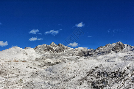 四川川西冬日蓝天下的雪山群风景高清图片素材