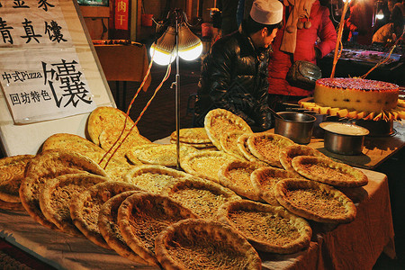 西安回民街特色馕饼摊夜市高清图片素材