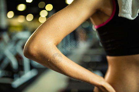 运动女性身体手臂出汗特写图片