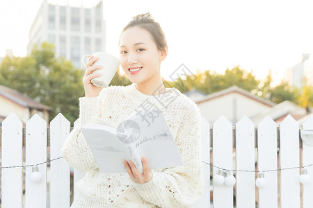 看书喝水女孩女性生活阅读背景