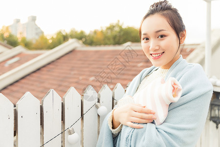 温暖冬日美女手抱暖水袋高清图片