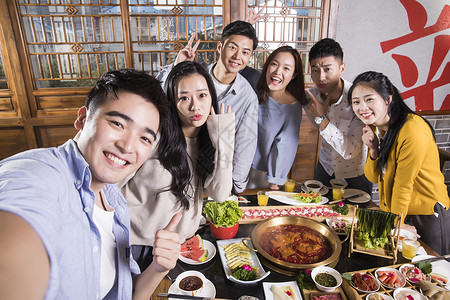 青年聚会吃火锅自拍食物高清图片素材