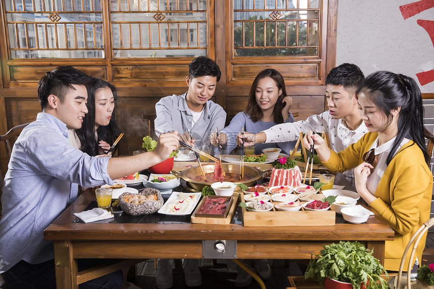 青年聚会吃火锅图片