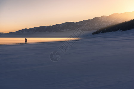 失意的人天山雪景背景