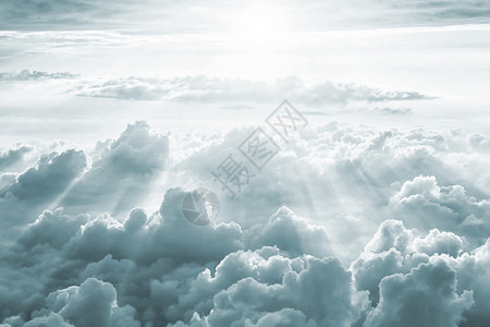 乌云与阳光云端背景设计图片