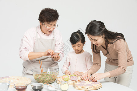 单亲母亲过年一家人包饺子背景