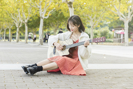 文艺女性弹吉他图片